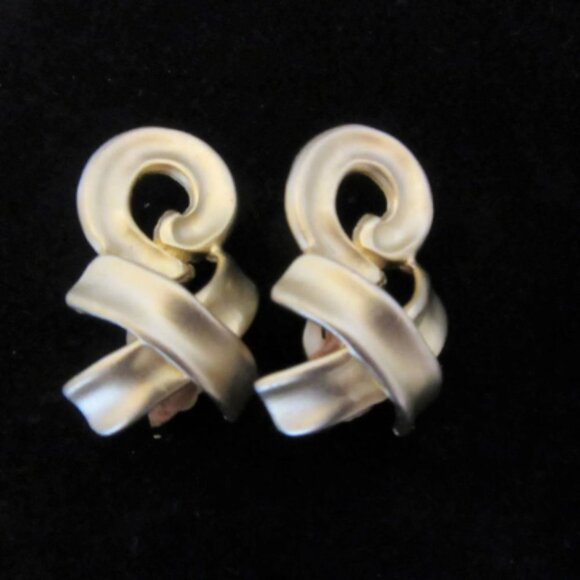 Vintage Signed Norma Jean Gold Tone X and Os Clip On Earrings - Picture 1 of 4